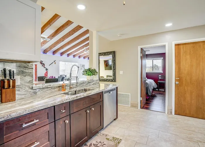 1 Mi To Dtwn: Scenic Hillside Retreat! Appartement
