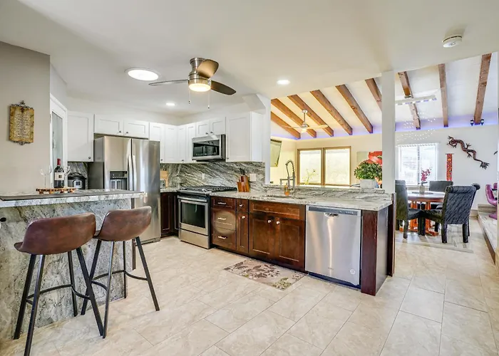 1 Mi To Dtwn: Scenic Hillside Retreat! Appartement