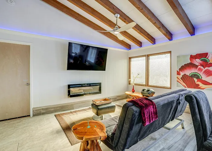 1 Mi To Dtwn: Scenic Hillside Retreat! *