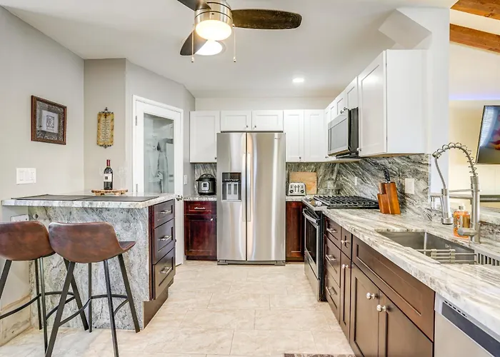 1 Mi To Dtwn: Scenic Hillside Retreat!
