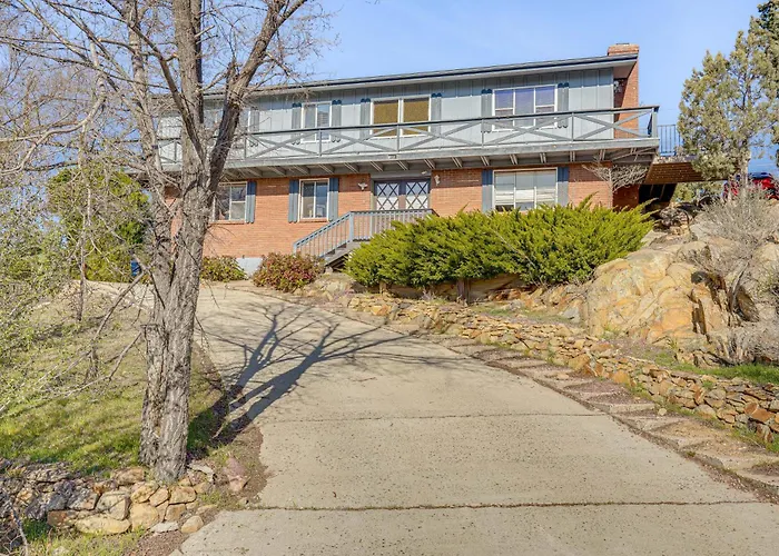 1 Mi To Dtwn: Scenic Hillside Retreat! *